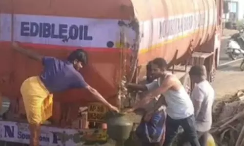 சமையல் எண்ணெய் கசிவு- குடத்தில் பிடித்த மக்கள்