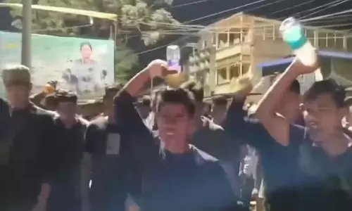 VIDEO: தலையில் பெட்ரோல் ஊற்றி நூற்றுக்கணக்கான இளைஞர்கள் தீக்குளிப்பதாக மிரட்டல் - மணிப்பூரில் பரபரப்பு