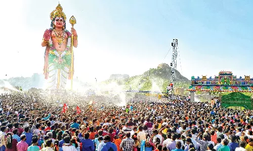 வேலூர் தீர்த்தகிரி கோவிலில் 92 அடி உயர பிரம்மாண்ட முருகன் சிலை கும்பாபிஷேகம்