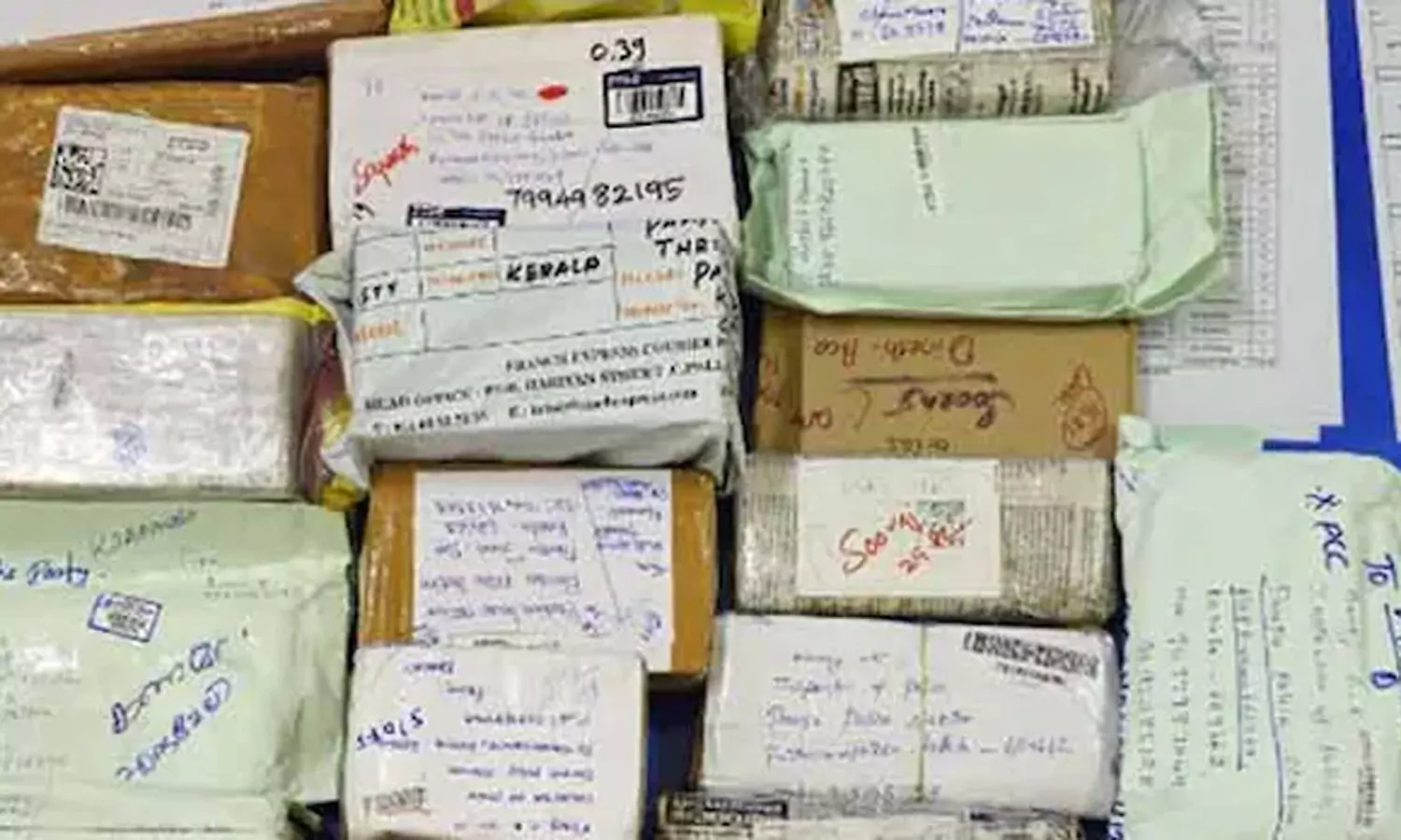 சபரிமலையில் காணாமல்போன ஐயப்ப பக்தர்களின் 102 செல்போன்கள் மீட்பு சபரிமலையில் காணாமல்போன ஐயப்ப பக்தர்களின் 102 செல்போன்கள் மீட்பு