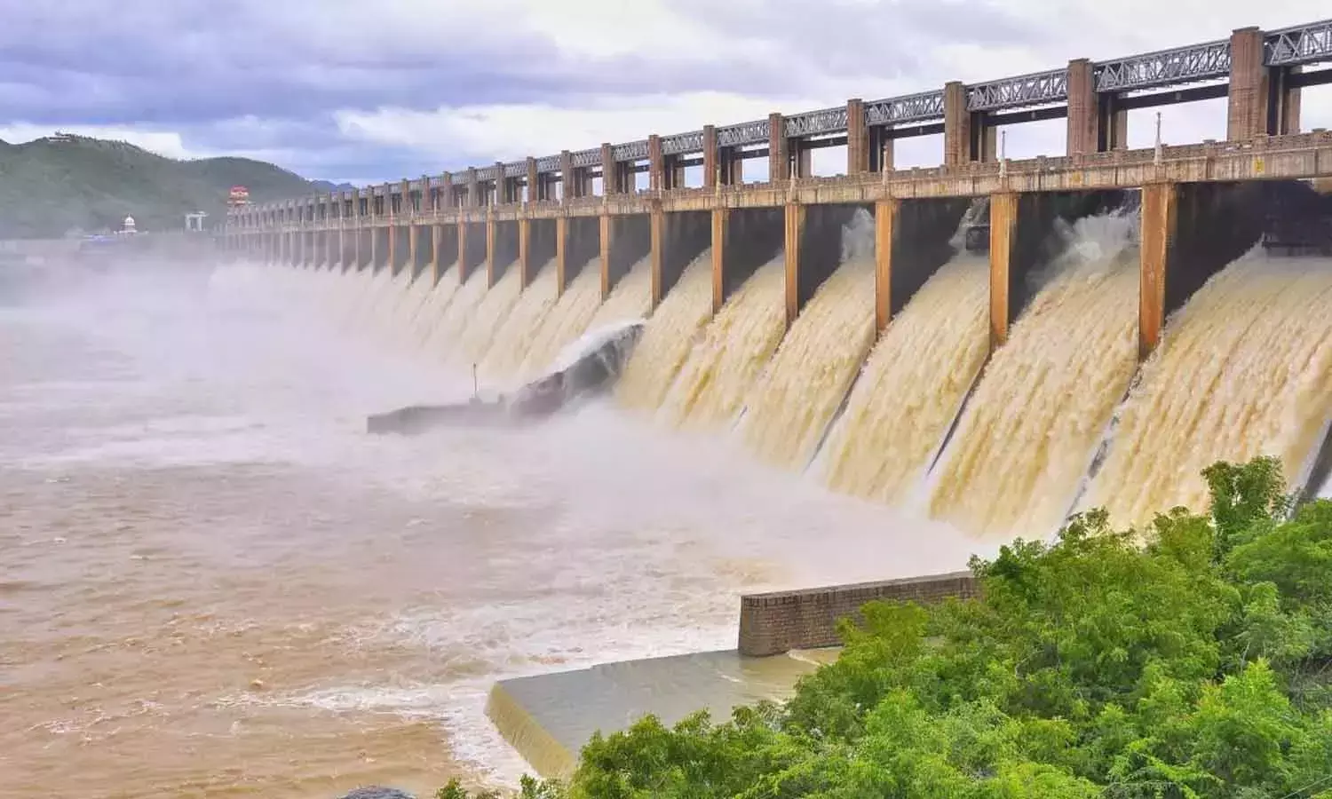 மேட்டூர் அணை நீர்மட்டம் 114 அடியை எட்டியது மேட்டூர் அணை நீர்மட்டம் 114 அடியை எட்டியது