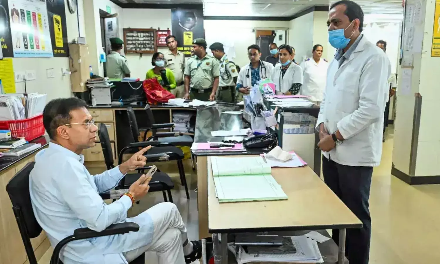 தலைமை மருத்துவரை மிரட்டிய கோவா பாஜக அமைச்சர்.. வீடியோ வைரல் - பகிரங்க மன்னிப்பு தலைமை மருத்துவரை மிரட்டிய கோவா பாஜக அமைச்சர்.. வீடியோ வைரல் - பகிரங்க மன்னிப்பு