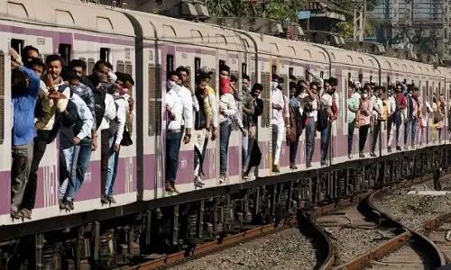 மும்பை: கூட்ட நெரிசலால் புறநகர் ரெயிலில் இருந்து கீழே விழுந்து 5 பேர் உயிரிழப்பு