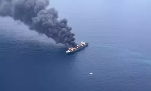 கேரளா அருகே நடுக்கடலில் தீப்பிடித்து எரிந்த கப்பல்- 22 பேரின் நிலை என்ன?