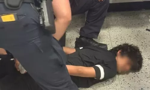 இந்திய மாணவரை கொடூரமாக நடத்தி நாடு கடத்திய அமெரிக்க அதிகாரிகள் - அதிர்ச்சி வீடியோ