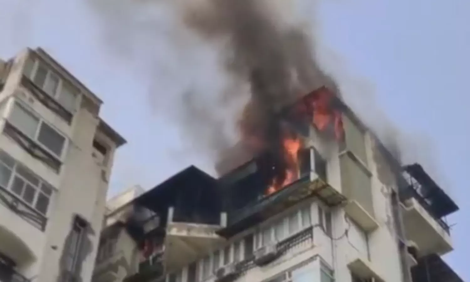 அடுக்குமாடி குடியிருப்பில் தீ: உயிருக்கு பயந்து 7வது மாடியில் இருந்து குதித்த 3 பேர் பலி அடுக்குமாடி குடியிருப்பில் தீ: உயிருக்கு பயந்து 7வது மாடியில் இருந்து குதித்த 3 பேர் பலி