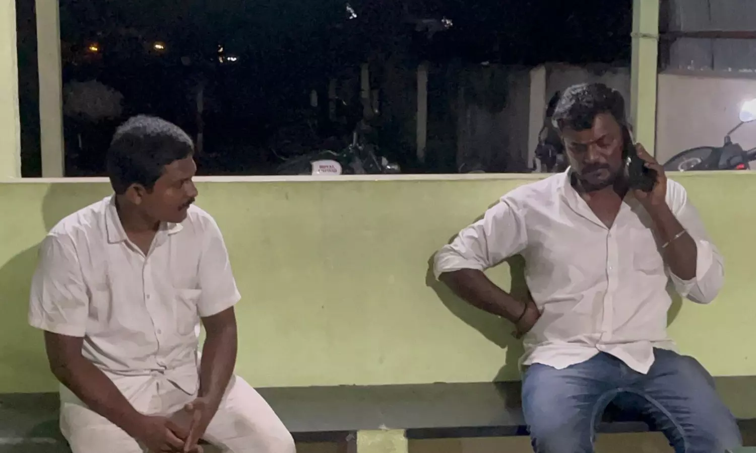 தம்பதியினரை தாக்கிய தனியார் சொகுசு பஸ் டிரைவர்கள் - 5 பேர் மீது போலீசார் வழக்குப்பதிவு தம்பதியினரை தாக்கிய தனியார் சொகுசு பஸ் டிரைவர்கள் - 5 பேர் மீது போலீசார் வழக்குப்பதிவு