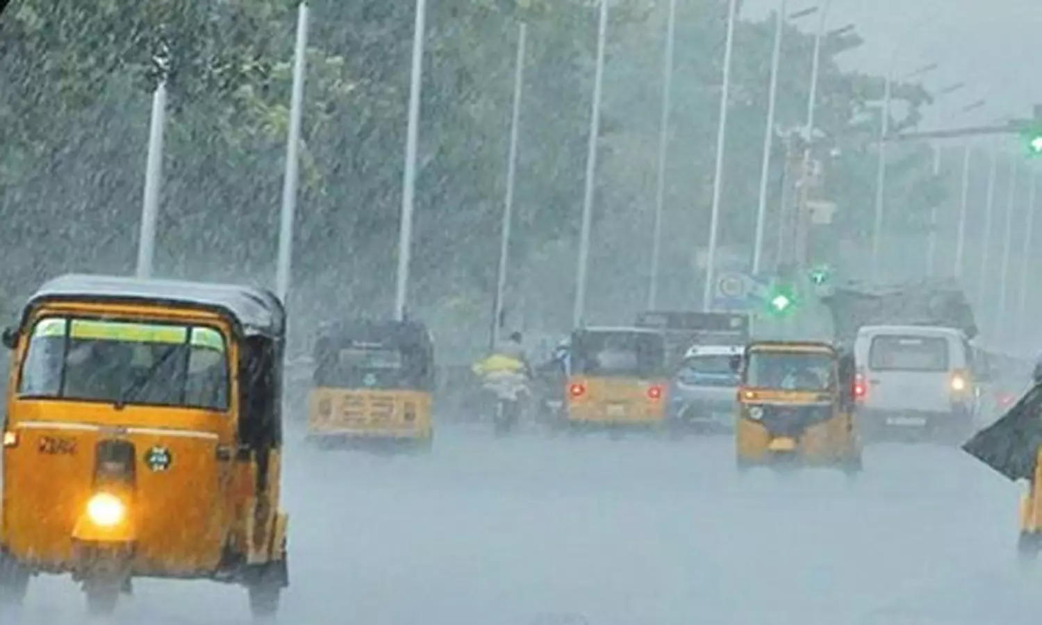 சென்னை மற்றும் புறநகர் பகுதிகளில் இடியுடன் கூடிய கனமழை சென்னை மற்றும் புறநகர் பகுதிகளில் இடியுடன் கூடிய கனமழை