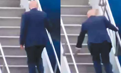 விமான படிக்கட்டில் தடுமாறிய டிரம்ப்