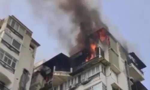 அடுக்குமாடி குடியிருப்பில் தீ: உயிருக்கு பயந்து 7வது மாடியில் இருந்து குதித்த 3 பேர் பலி