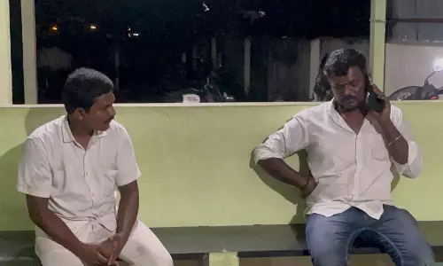 தம்பதியினரை தாக்கிய தனியார் சொகுசு பஸ் டிரைவர்கள் - 5 பேர் மீது போலீசார் வழக்குப்பதிவு