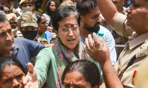 டெல்லியில் குடியிருப்புப் பகுதி இடிப்புக்கு எதிராக போராட்டம் நடத்திய அதிஷி கைது