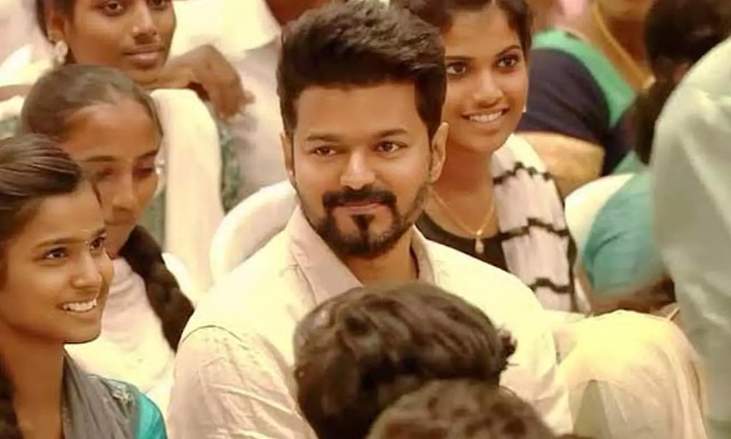 நாளை மறுநாள் 3-ம் கட்டமாக கல்வி விருது வழங்கும் விழா: விஜய் பங்கேற்று மாணவர்களை கவுரவிக்கிறார் நாளை மறுநாள் 3-ம் கட்டமாக கல்வி விருது வழங்கும் விழா: விஜய் பங்கேற்று மாணவர்களை கவுரவிக்கிறார்