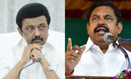 அப்பாவி தமிழக மக்களின் காதுகளில் காகிதப் பூ சுற்றி வேடிக்கை காட்டுகிறார் முதல்வர்- எடப்பாடி பழனிசாமி