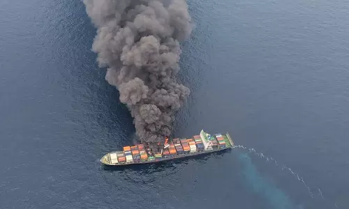 கேரளாவில் பதற்றம்: வெடித்துச் சிதறும் அபாயத்தில் சிங்கப்பூர் கப்பல்