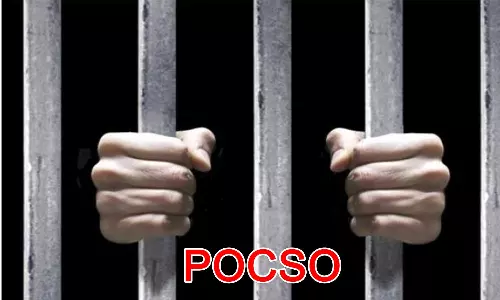 10ஆம் வகுப்பு மாணவனிடம் தன்னை திருமணம் செய்து கொள்ள வற்புறுத்திய 2 குழந்தைகளின் தாய் கைது..!