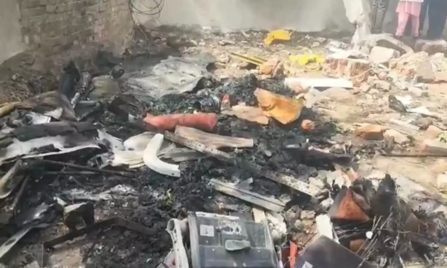 அகமதாபாத் விமான விபத்து: 100 பெண்கள் உள்பட 181 இந்தியர்கள் விமானத்தில் பயணித்துள்ளனர்..! அகமதாபாத் விமான விபத்து: 100 பெண்கள் உள்பட 181 இந்தியர்கள் விமானத்தில் பயணித்துள்ளனர்..!