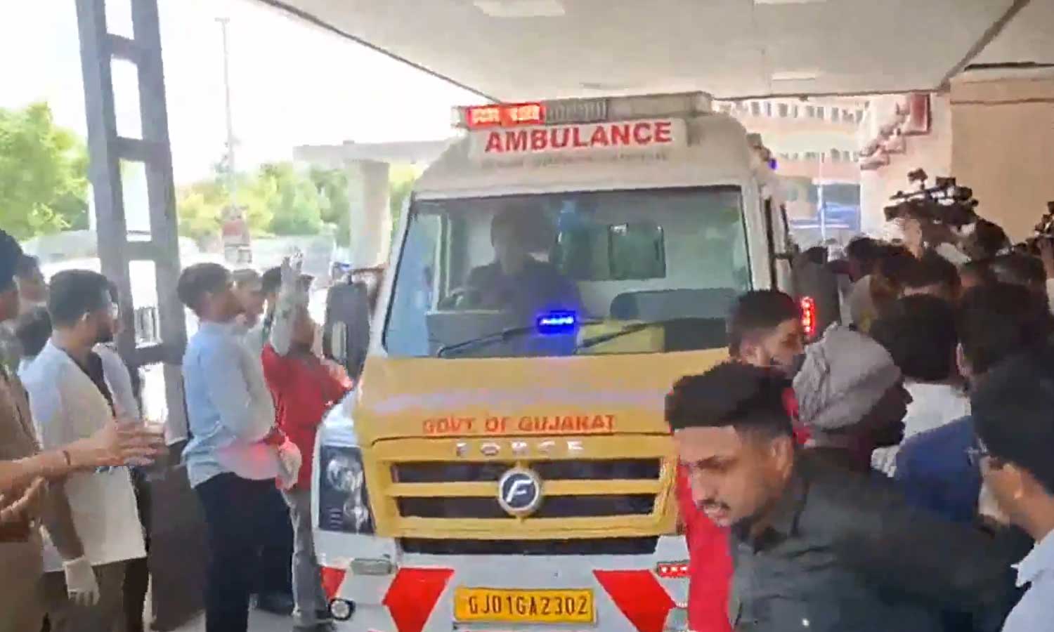 அகமதாபாத் ஏர் இந்தியா விமான விபத்தில் 110 பலி? அகமதாபாத் ஏர் இந்தியா விமான விபத்தில் 110 பலி?