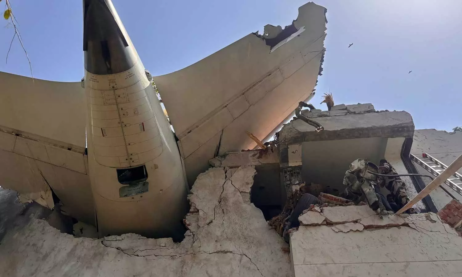 பயிற்சி மருத்துவர்கள் தங்கும் விடுதியில் புகுந்த விமானம்: பதைபதைக்கும் படங்கள்..! பயிற்சி மருத்துவர்கள் தங்கும் விடுதியில் புகுந்த விமானம்: பதைபதைக்கும் படங்கள்..!