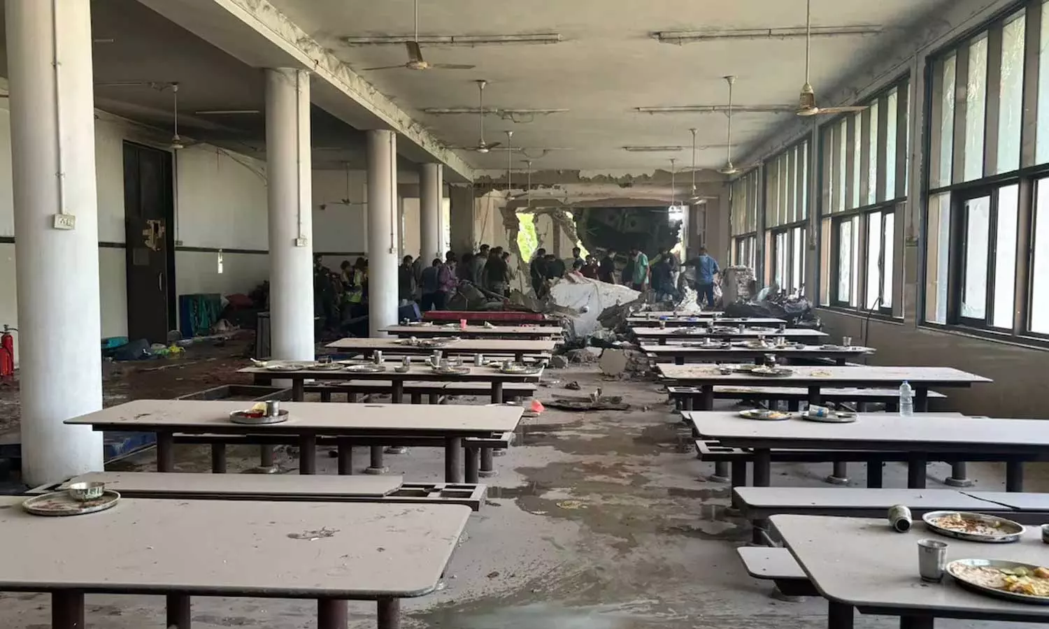 அகமதாபாத் விமான விபத்து: பயிற்சி மருத்துவர்கள் விடுதி கடும் சேதம்- 5 பேர் உயிரிழப்பு அகமதாபாத் விமான விபத்து: பயிற்சி மருத்துவர்கள் விடுதி கடும் சேதம்- 5 பேர் உயிரிழப்பு