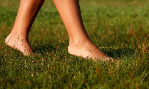 செருப்பில்லாமல் நடந்தால் கிடைக்கும் நன்மைகள்