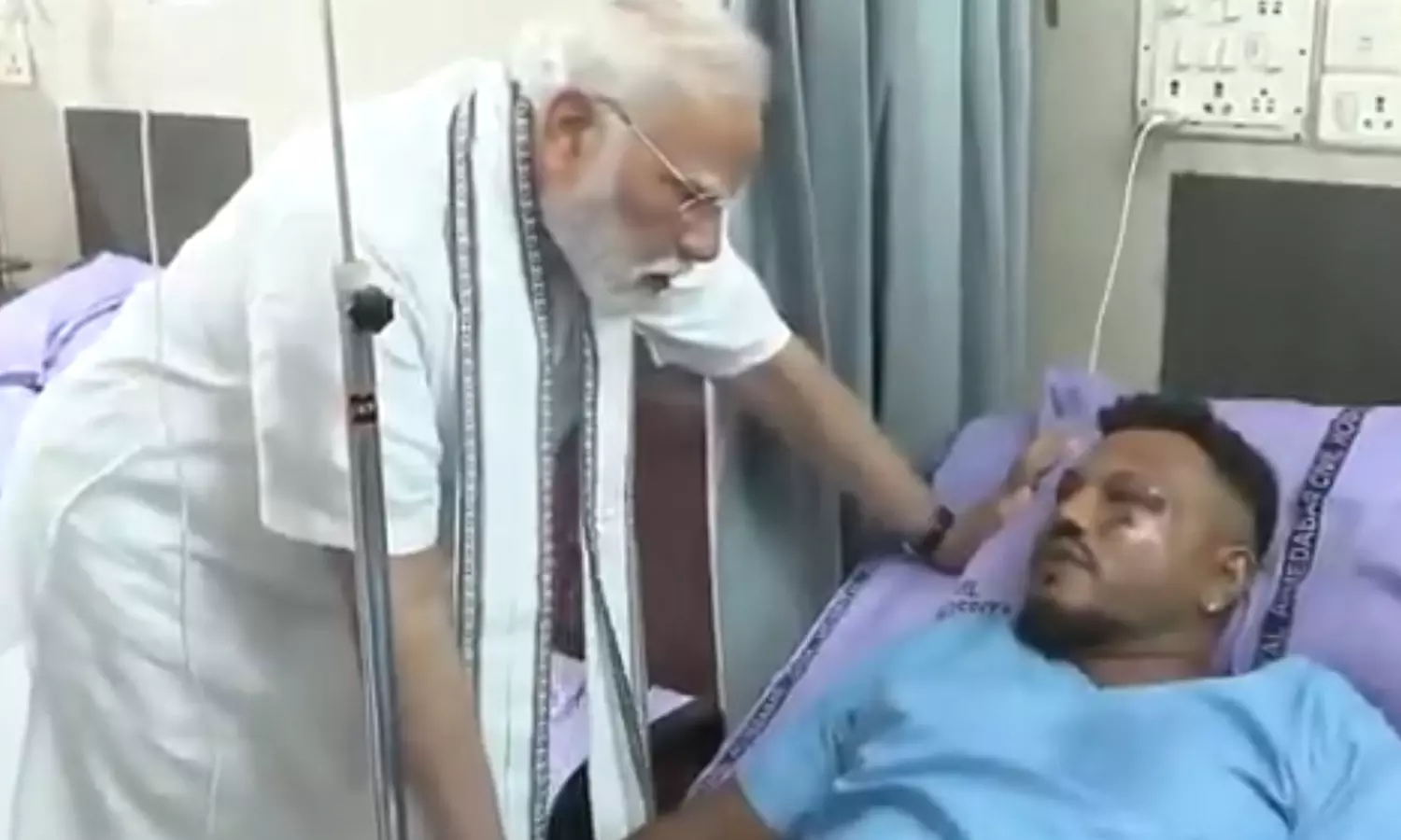 விமான விபத்தில் உயிர் தப்பியவரை சந்தித்து ஆறுதல் கூறிய பிரதமர் மோடி விமான விபத்தில் உயிர் தப்பியவரை சந்தித்து ஆறுதல் கூறிய பிரதமர் மோடி