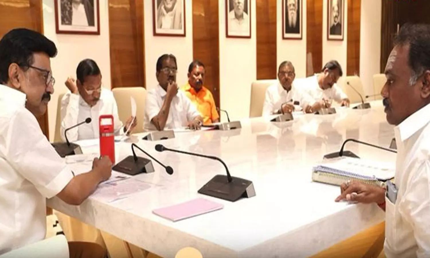 தி.மு.க. நிர்வாகிகளுடன் ஒன் டூ ஒன் சந்திப்பு: தேர்தல் பணிகளில் சிறப்பாக செயல்படும்படி முதலமைச்சர் அறிவுறுத்தல் தி.மு.க. நிர்வாகிகளுடன் ஒன் டூ ஒன் சந்திப்பு: தேர்தல் பணிகளில் சிறப்பாக செயல்படும்படி முதலமைச்சர் அறிவுறுத்தல்