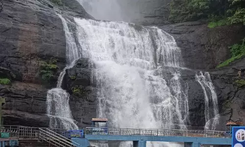 குற்றால அருவிகளில் நீர்வரத்து அதிகரிப்பால் சுற்றுலா பயணிகள் குளிக்க தடை