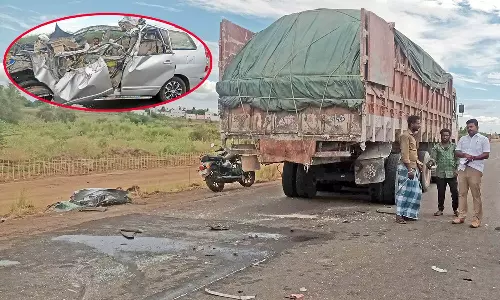 எட்டயபுரம் அருகே லாரி-கார் மோதி விபத்து - வக்கீல் உள்பட 4 பேர் பலி