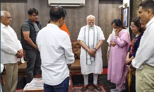 விஜய் ரூபானி குடும்பத்தினரை நேரில் சந்தித்து ஆறுதல் தெரிவித்த பிரதமர் மோடி