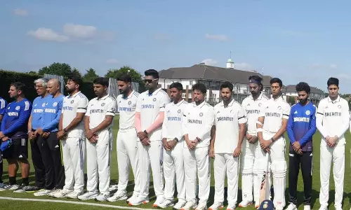 விமான விபத்தில் 265 பேர் பலி: கருப்புப் பட்டை அணிந்து மவுன அஞ்சலி செலுத்திய இந்திய கிரிக்கெட் அணி வீரர்கள்