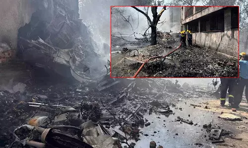 விமான விபத்து: தாய் கண்முன்னே மரத்தடியில் தூங்கிக் கொண்டிருந்த சிறுவன் கருகிய சோகம்..!