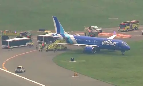 அமெரிக்காவில் பரபரப்பு: ஓடுபாதையை விட்டு விலகி புல்தரையில் சென்ற விமானம்