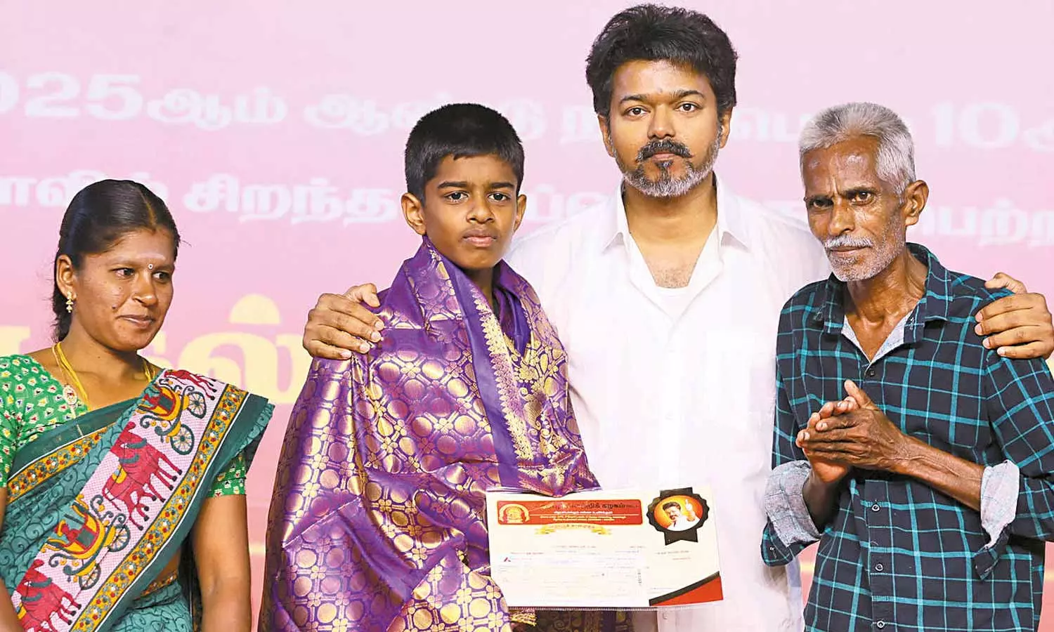 நாளை த.வெ.க. சார்பில் 4-ம் கட்ட கல்வி விருது வழங்கும் விழா நாளை த.வெ.க. சார்பில் 4-ம் கட்ட கல்வி விருது வழங்கும் விழா