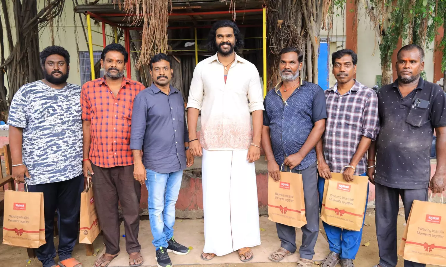 கேப்டன் விஜயகாந்த் வழியில் சின்ன கேப்டன் சண்முகபாண்டியன் கேப்டன் விஜயகாந்த் வழியில் சின்ன கேப்டன் சண்முகபாண்டியன்