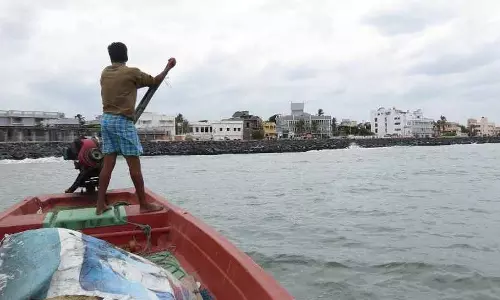 புதுச்சேரி மீனவர்கள் கடலுக்கு மீன் பிடிக்க செல்ல தடை