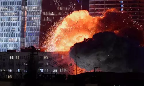 இஸ்ரேலின் Iron Dome கவசத்தை ஊடுருவிய ஈரான் ஏவுகணைகள்.. டெல் அவிவில் கடும் சேதம் - பதுங்கு குழியில் மக்கள்!