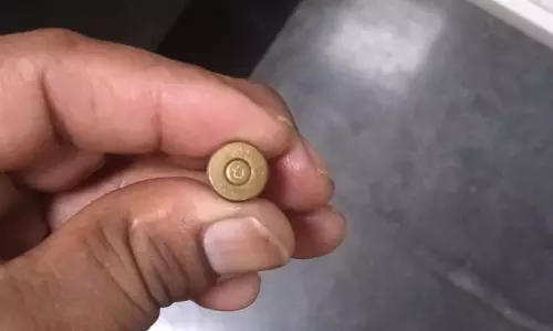 கோவை விமான நிலையத்தில் பெண் பயணியிடம் துப்பாக்கி தோட்டா பறிமுதல் - போலீசார் விசாரணை