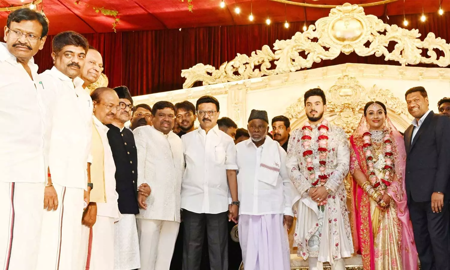 எம்.பி. நவாஸ்கனியின் மகன் திருமண விழாவில் பங்கேற்று மணமக்களை வாழ்த்தினார் மு.க.ஸ்டாலின் எம்.பி. நவாஸ்கனியின் மகன் திருமண விழாவில் பங்கேற்று மணமக்களை வாழ்த்தினார் மு.க.ஸ்டாலின்