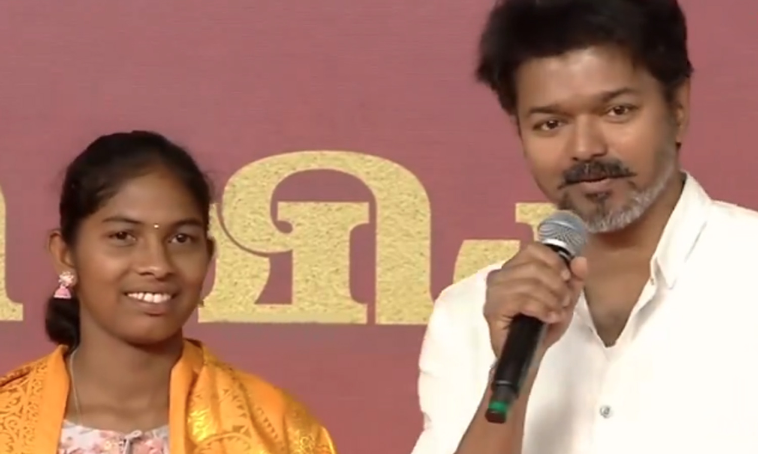 ஐஐடியில் உயர்கல்வி... பழங்குடியின மாணவிக்கு ரூ.2 லட்சம் ஊக்கத்தொகை வழங்கினார் விஜய்