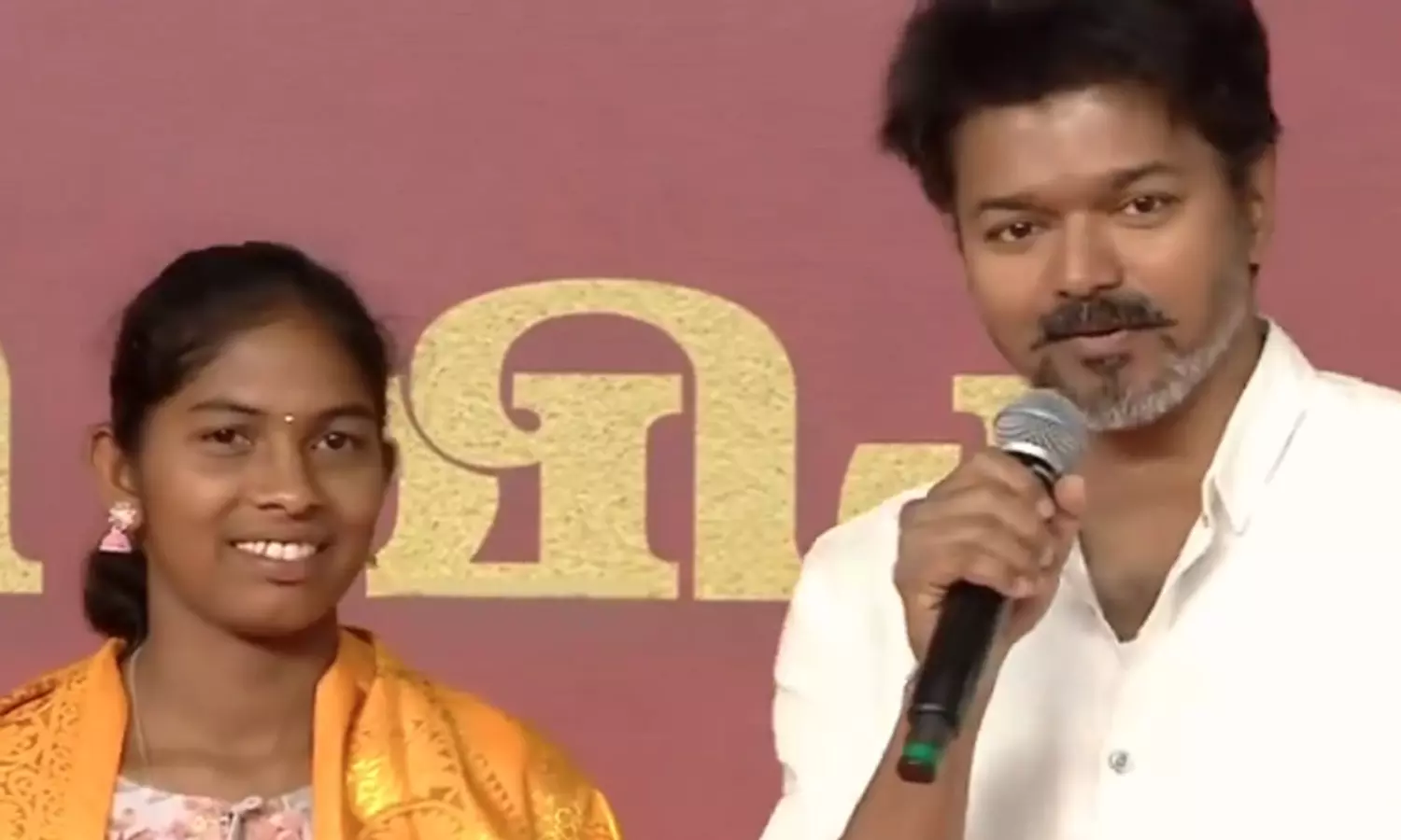 ஐஐடியில் உயர்கல்வி... பழங்குடியின மாணவிக்கு ரூ.2 லட்சம் ஊக்கத்தொகை வழங்கினார் விஜய் ஐஐடியில் உயர்கல்வி... பழங்குடியின மாணவிக்கு ரூ.2 லட்சம் ஊக்கத்தொகை வழங்கினார் விஜய்