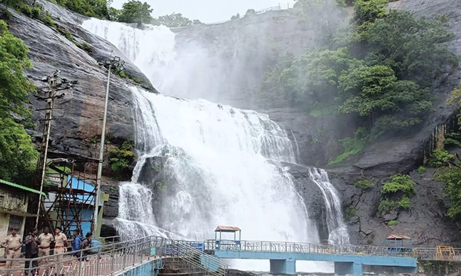 குற்றால அருவிகளில் வெள்ளப்பெருக்கு - சுற்றுலா பயணிகள் குளிக்க தடை குற்றால அருவிகளில் வெள்ளப்பெருக்கு - சுற்றுலா பயணிகள் குளிக்க தடை
