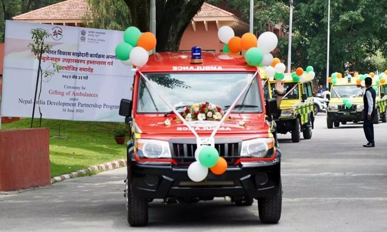 நேபாளத்திற்கு 40 ஆம்புலன்ஸ்களை பரிசாக வழங்கிய இந்தியா நேபாளத்திற்கு 40 ஆம்புலன்ஸ்களை பரிசாக வழங்கிய இந்தியா