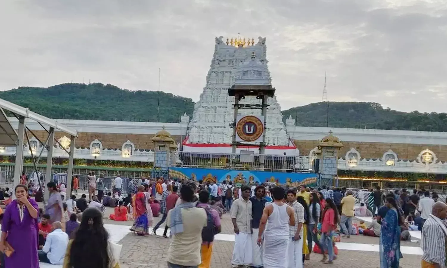 கோடை விடுமுறை முடிந்தும் திருப்பதியில் குறையாத பக்தர்கள் கூட்டம் கோடை விடுமுறை முடிந்தும் திருப்பதியில் குறையாத பக்தர்கள் கூட்டம்