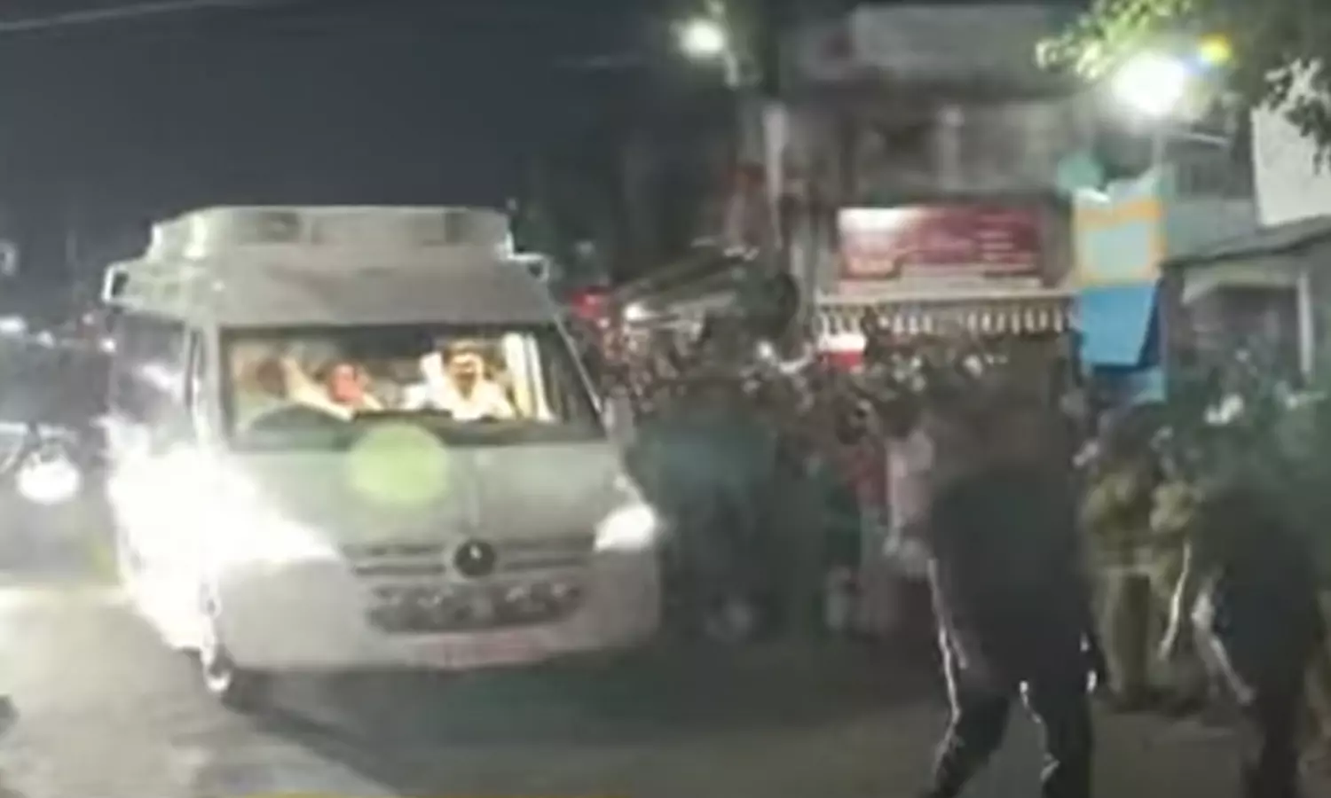 தஞ்சையில் முதலமைச்சர் மு.க.ஸ்டாலின் ரோடு ஷோ- பொது மக்கள் உற்சாக வரவேற்பு