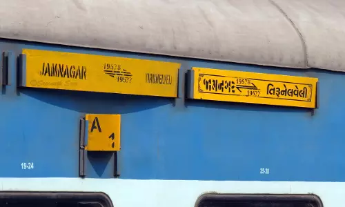 நெல்லை-ஜாம்நகர் எக்ஸ்பிரஸ் ரெயில் நடுவழியில் நிறுத்தம்- பயணிகள் அவதி