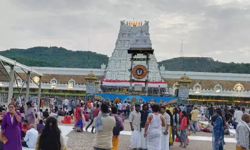 கோடை விடுமுறை முடிந்தும் திருப்பதியில் குறையாத பக்தர்கள் கூட்டம்