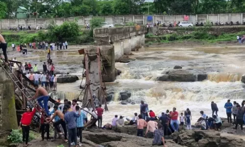 புனேவில் பாலம் இடிந்து பயங்கர விபத்து.. ஆற்றில் அடித்துச் செல்லப்பட்ட சுற்றுலாப் பயணிகள்