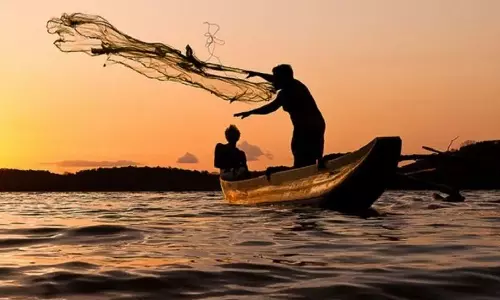 தடைகாலம் இன்று நள்ளிரவுடன் முடிவடைகிறது..! கடலுக்கு செல்ல தயாராகும் விசைப்படகுகள்