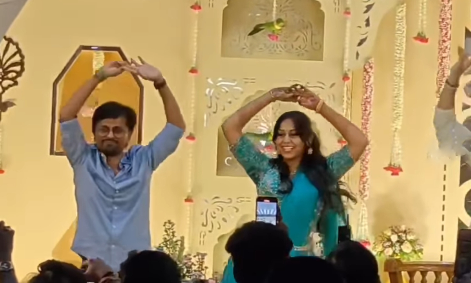 குடும்பத்துடன் ரெட்ரோ பாடலுக்கு நடனமாடிய ஏ.ஆர் முருகதாஸ்